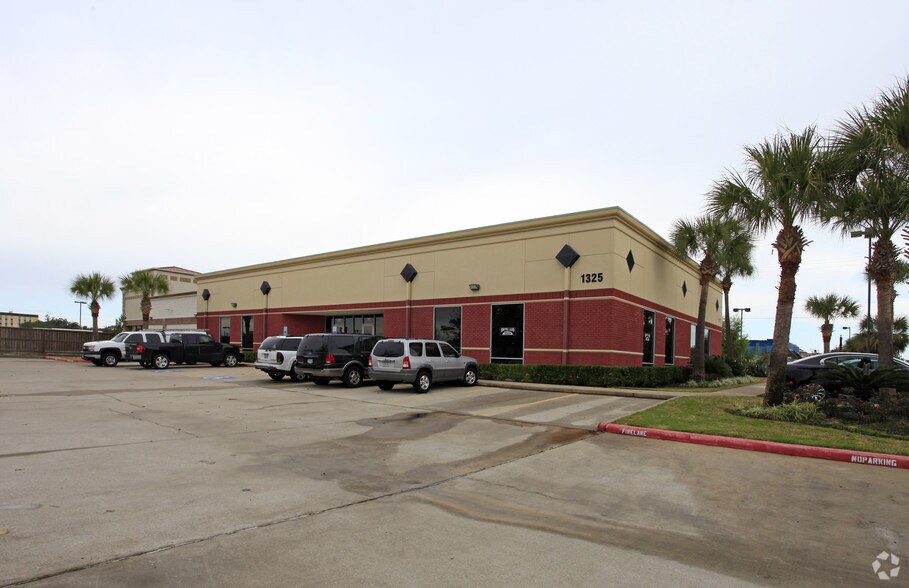 1325 Space Park Dr, Houston, TX à vendre - Photo du bâtiment - Image 2 de 11