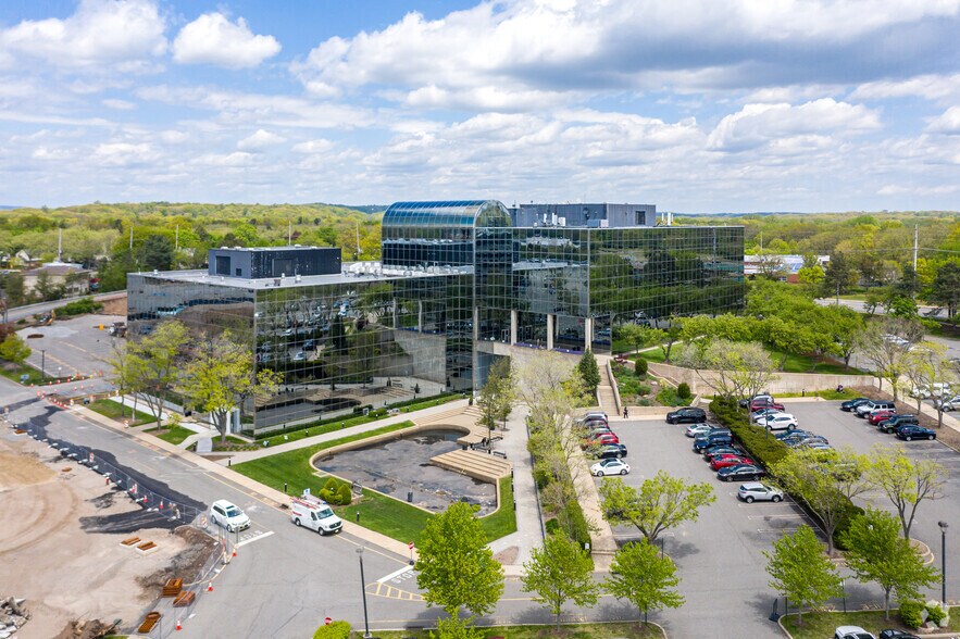 140 E Ridgewood Ave, Paramus, NJ à louer - Photo du bâtiment - Image 2 de 6