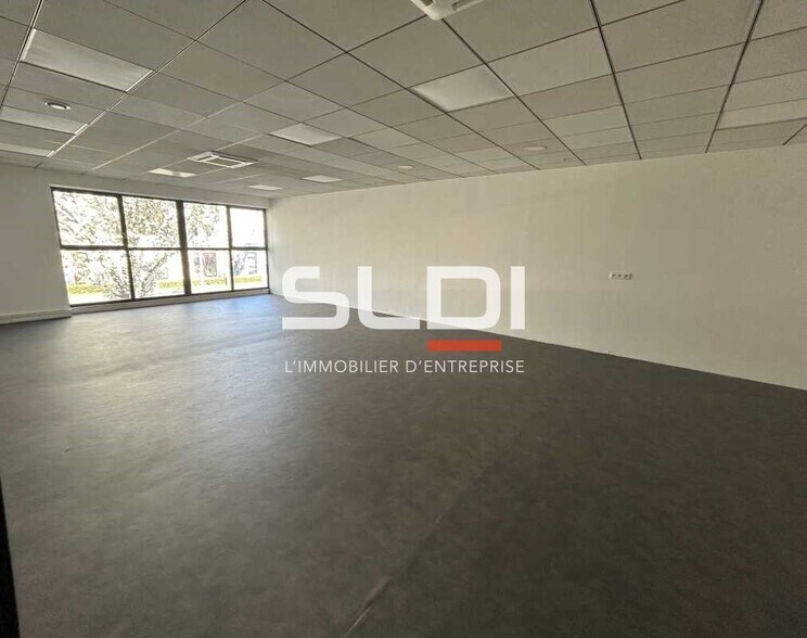 Rue Des Chantiers Du Beaujolais, Limas for lease - Interior Photo - Image 2 of 5