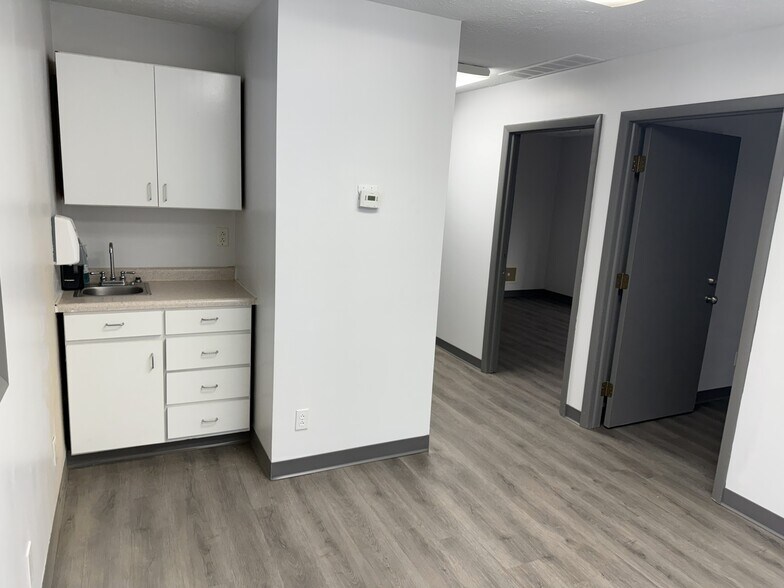 3505 Cooper Dr, Elkhart, IN à vendre - Photo du bâtiment - Image 2 de 18