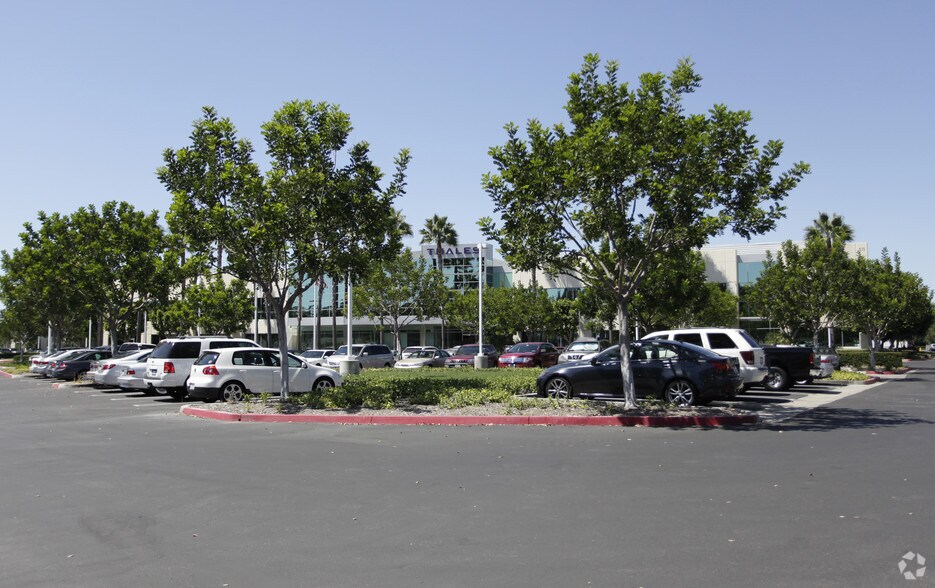 58 Discovery, Irvine, CA à louer - Photo du bâtiment - Image 3 de 6