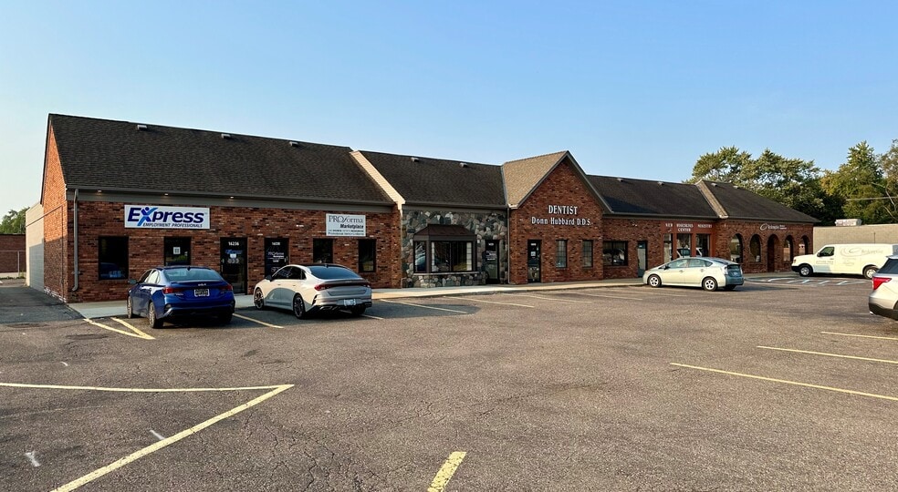 16190-16236 E 13 Mile Rd, Roseville, MI for lease - Building Photo - Image 1 of 6