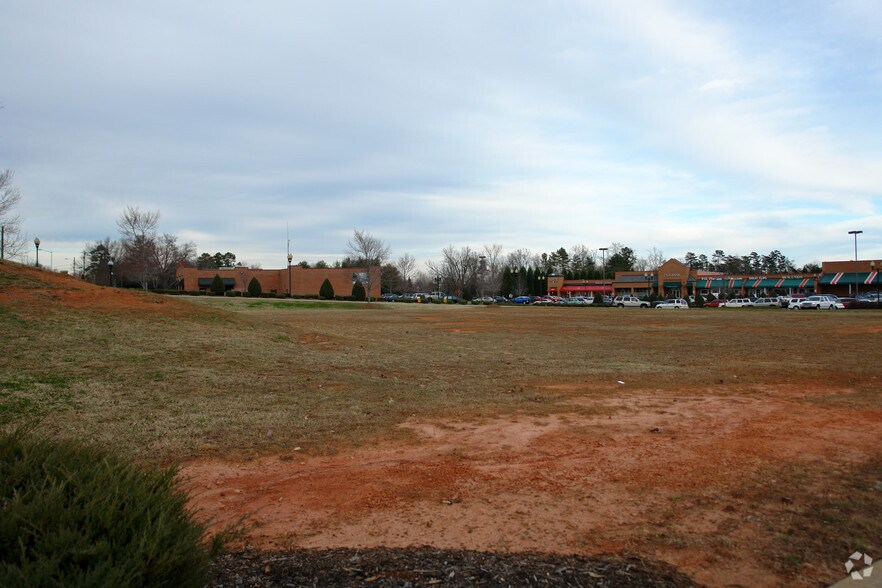 3012 N Center St, Hickory, NC for lease - Primary Photo - Image 1 of 1