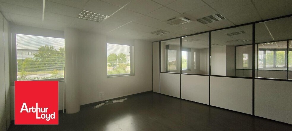 Office in Chartres for lease - Building Photo - Image 3 of 8