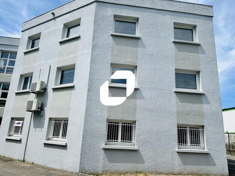 Bureau dans Sassenage à louer - Photo du bâtiment - Image 2 de 14