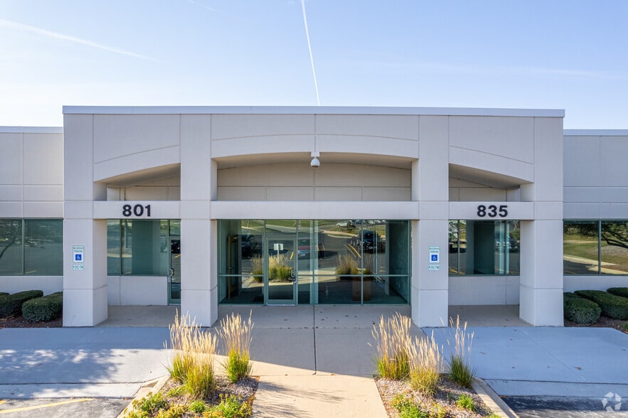 801-851 Oak Creek Dr, Lombard, IL for lease - Building Photo - Image 2 of 8