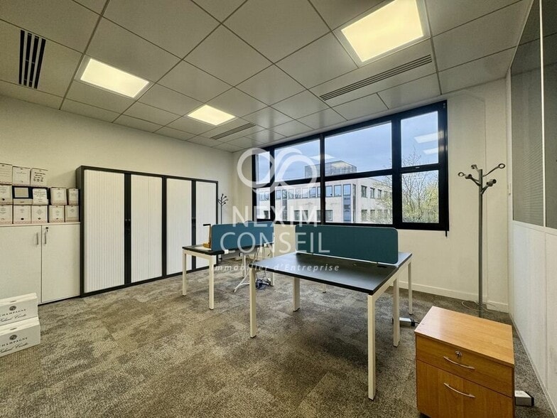 Office in Gennevilliers for lease - Interior Photo - Image 3 of 6