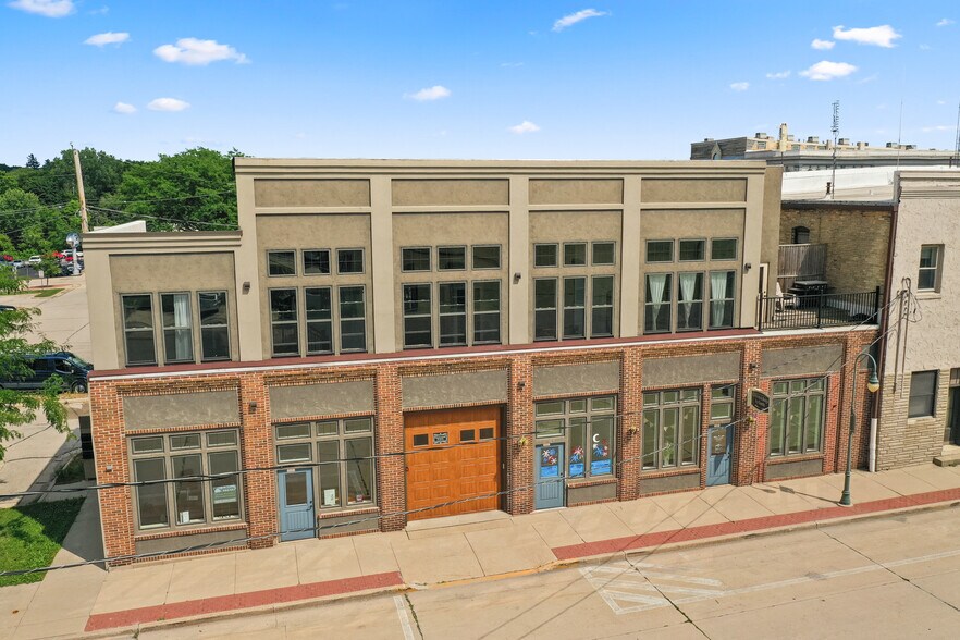 109 N 2nd St, Whitewater, WI à louer - Photo du bâtiment - Image 2 de 34