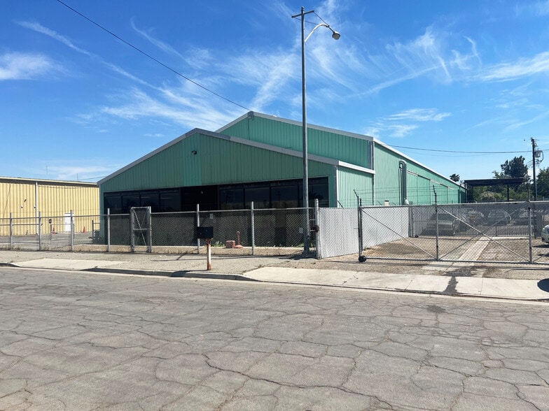 327 Daniels Ln, Bakersfield, CA for sale - Primary Photo - Image 1 of 4