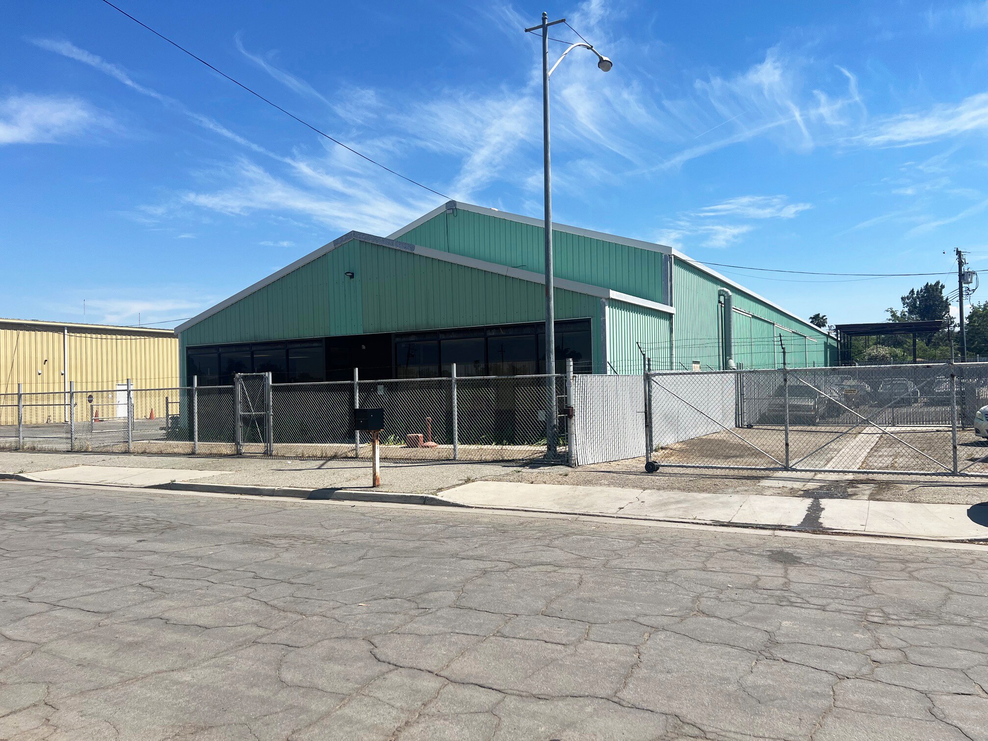 327 Daniels Ln, Bakersfield, CA à vendre Photo principale- Image 1 de 5