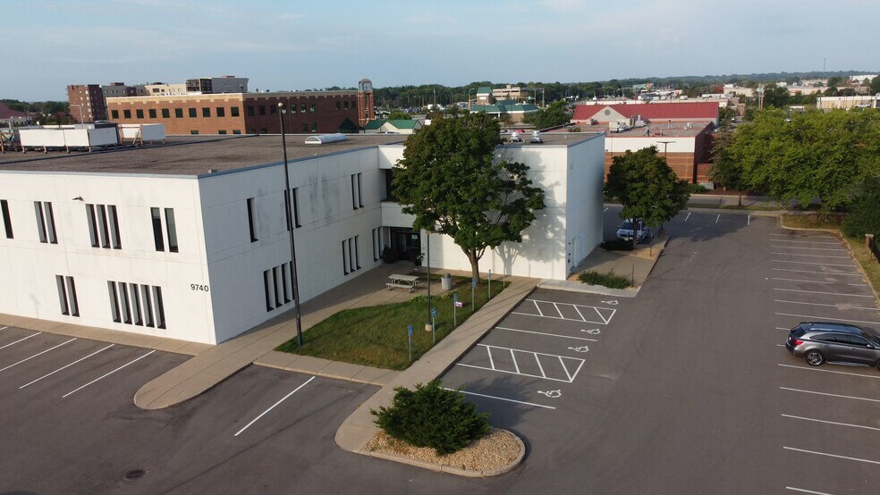 9740 Grand Ave S, Minneapolis, MN à louer - Vidéo sur l’inscription commerciale - Image 2 de 22