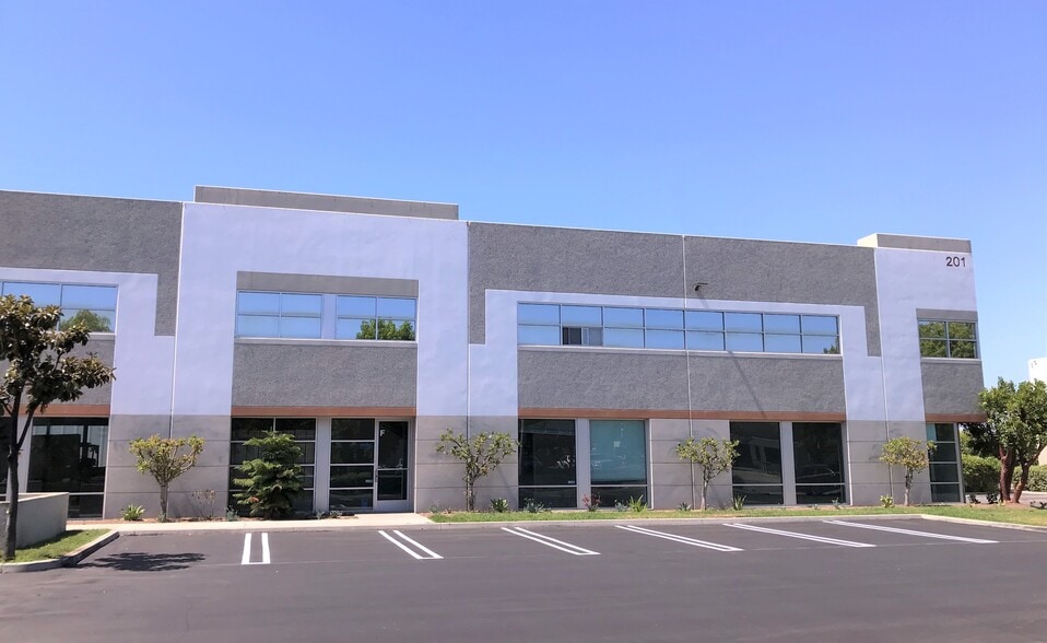 201 Bernoulli Cir, Oxnard, CA à louer - Photo du bâtiment - Image 2 de 8