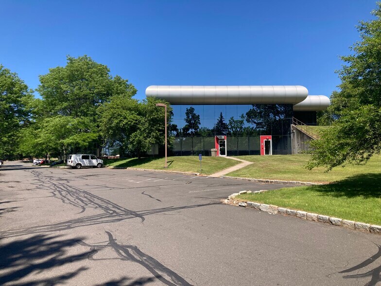 900 Northrop Rd, Wallingford, CT à louer - Photo du bâtiment - Image 1 de 5