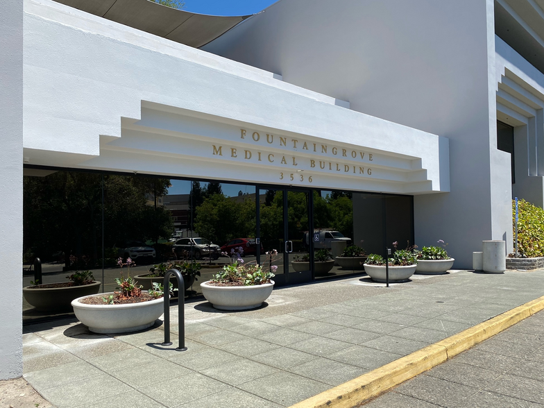 3536 Mendocino Ave, Santa Rosa, CA à louer - Photo du bâtiment - Image 2 de 14