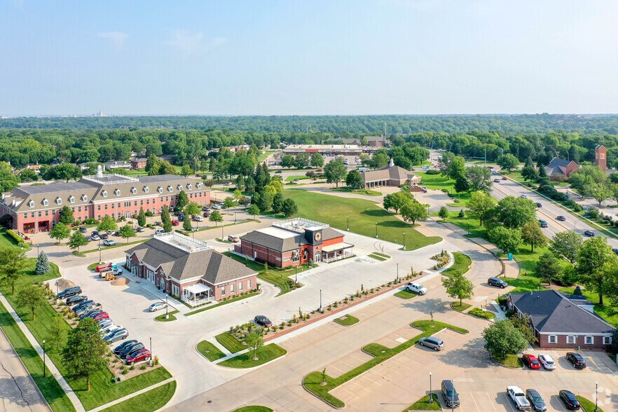 3845 Village Dr, Lincoln, NE à louer - Photo du bâtiment - Image 3 de 4