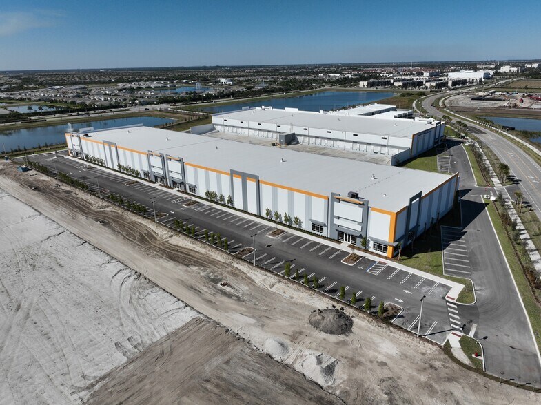 12070 SW Tom Mackie Blvd, Port Saint Lucie, FL à louer - Communauté Matterport - Image 2 de 19