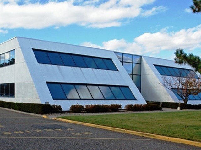 620 Johnson Ave, Bohemia, NY à louer - Photo du bâtiment - Image 2 de 2