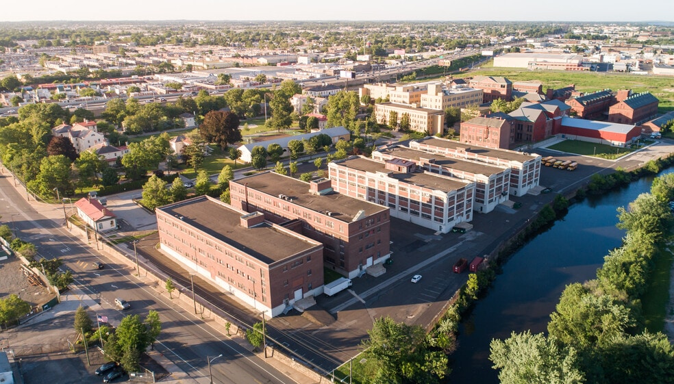 2275 Bridge St, Philadelphia, PA à louer - Photo du bâtiment - Image 1 de 47