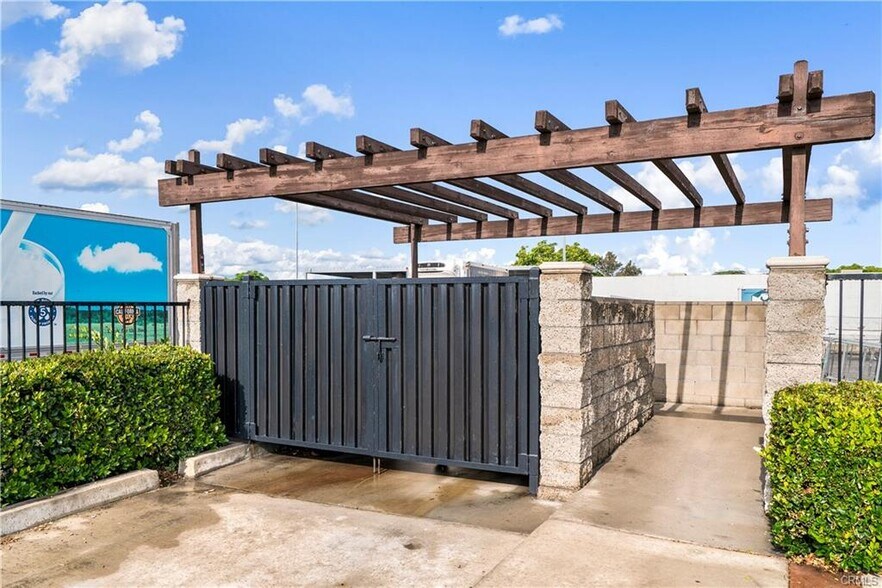 26897 Baseline St, Highland, CA à louer - Photo du bâtiment - Image 3 de 17