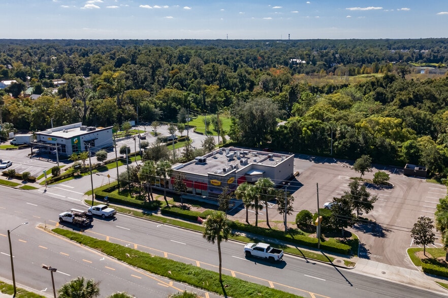 1206 N Woodland Blvd, Deland, FL à louer - Photo du bâtiment - Image 2 de 2