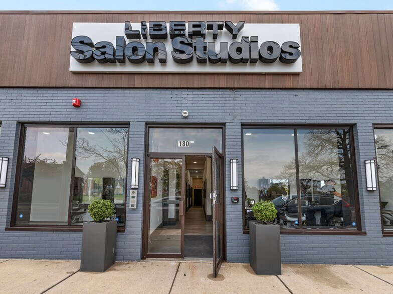 180 Broadway, Malden, MA à louer - Photo du bâtiment - Image 2 de 13