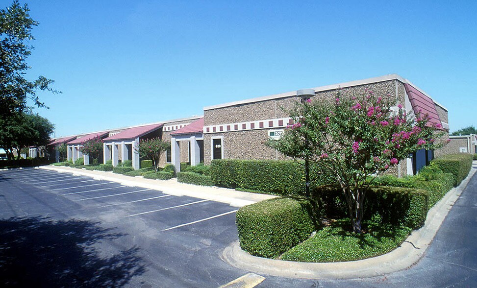 820-876 N Glenville Dr, Richardson, TX à louer - Photo du bâtiment - Image 3 de 11