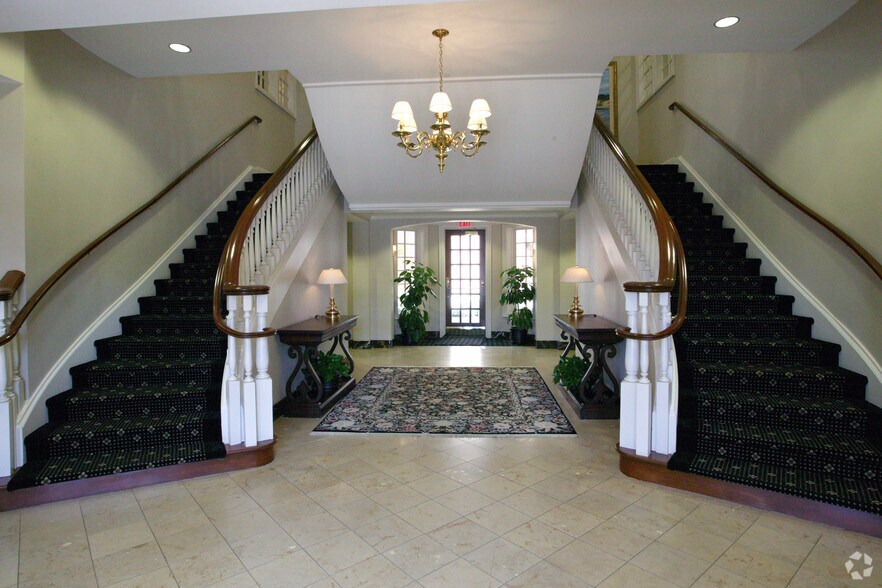 151 Central Ave, Holland, MI à louer - Hall d’entrée - Image 2 de 10