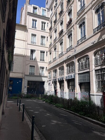 Commerce de détail dans Lyon à vendre - Photo du bâtiment - Image 2 de 3