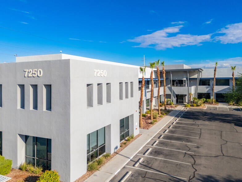 7250 Peak Dr, Las Vegas, NV à louer - Photo du bâtiment - Image 3 de 5