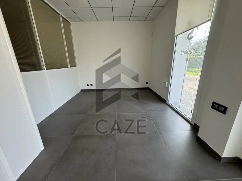 Office in Eysines for lease - Interior Photo - Image 2 of 5