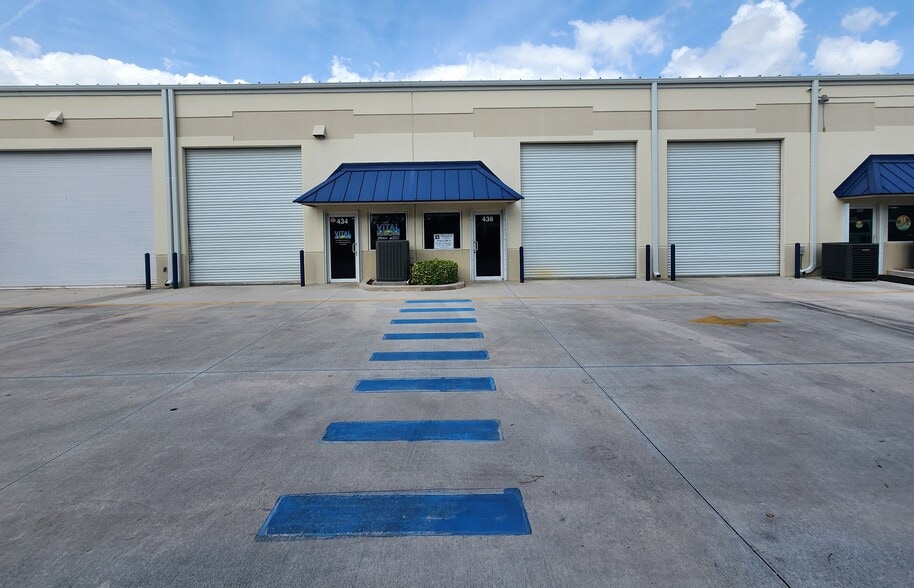 410-446 NW Lake Whitney Pl, Port Saint Lucie, FL for sale - Building Photo - Image 3 of 14