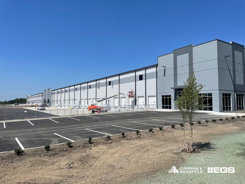 225 Daniel Payne Dr, Birmingham, AL à louer - Photo du bâtiment - Image 2 de 8