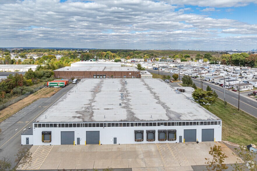 449 Blair Rd, Avenel, NJ à louer - Photo du bâtiment - Image 3 de 9