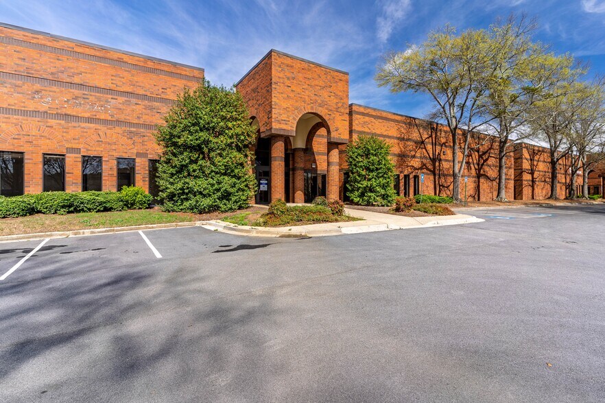 8125 Troon Cir, Austell, GA à louer - Photo du bâtiment - Image 2 de 6