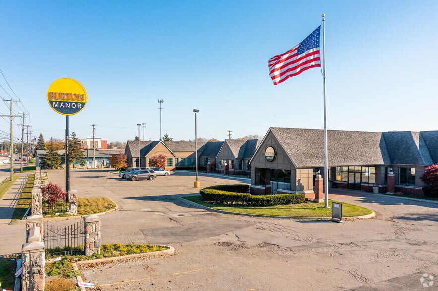 27777 Schoolcraft Rd, Livonia, MI à vendre - Photo du bâtiment - Image 2 de 6