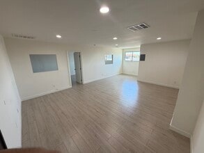 8805-8811 Reseda Blvd, Northridge, CA à louer Photo intérieure- Image 1 de 7