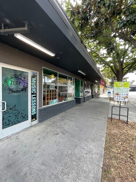 2217-2223 10th St, Sacramento, CA à vendre - Photo du bâtiment - Image 2 de 13