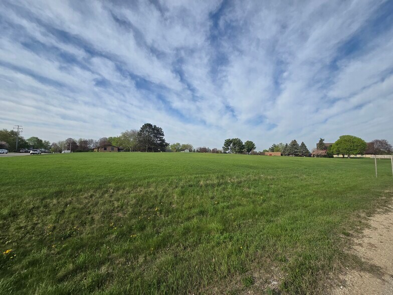 Lt 1 Edgewood Dr., Burlington, WI à vendre - Photo du bâtiment - Image 1 de 5