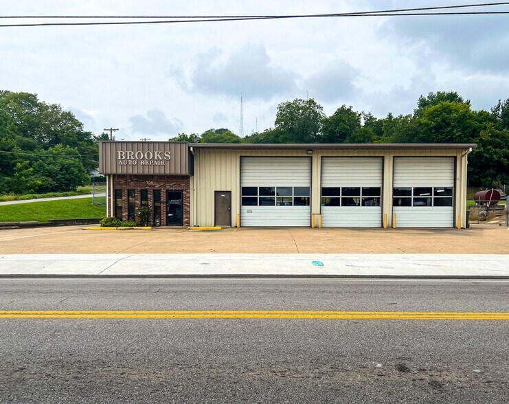 700 N 1st St, Pulaski, TN à vendre - Photo du bâtiment - Image 3 de 5