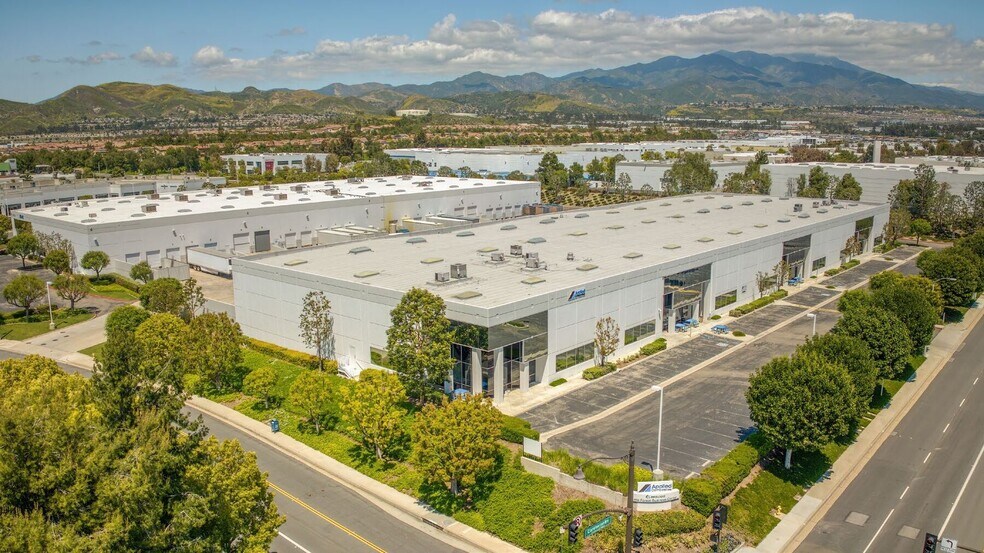 25671-25731 Commercentre Dr, Lake Forest, CA for lease - Building Photo - Image 1 of 7