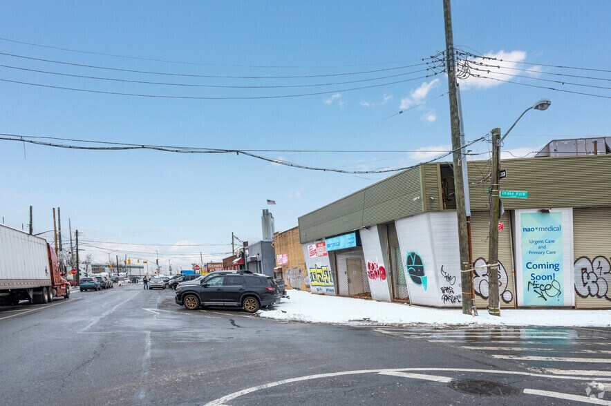 421 Hunts Point Ave, Bronx, NY à vendre - Photo du bâtiment - Image 2 de 7