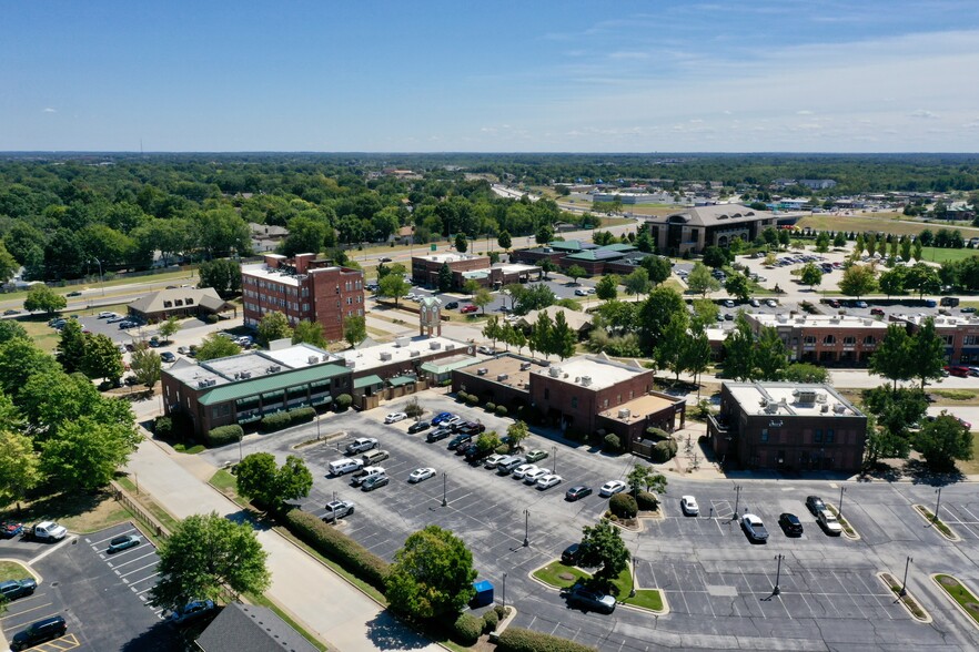 2101 W Chesterfield Blvd, Springfield, MO à vendre - Photo du bâtiment - Image 2 de 46