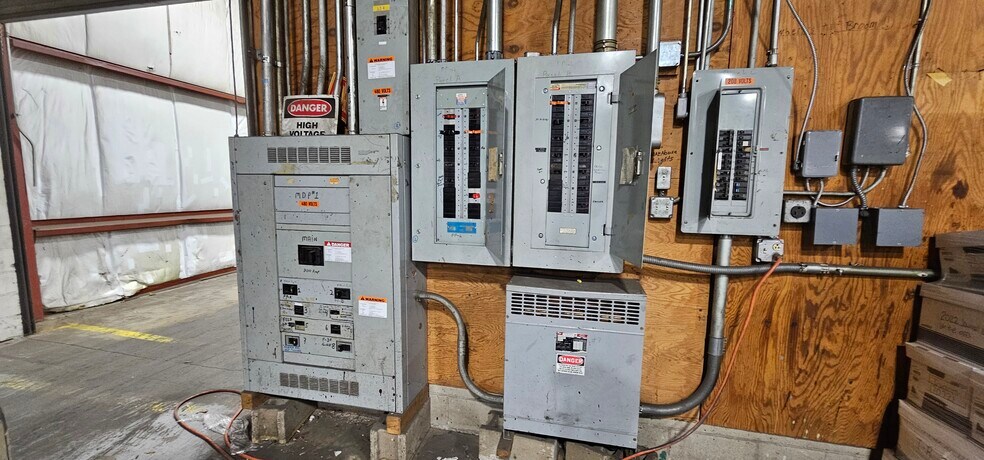 1 Hampshire Dr, Milford, NH à louer - Photo du bâtiment - Image 3 de 8