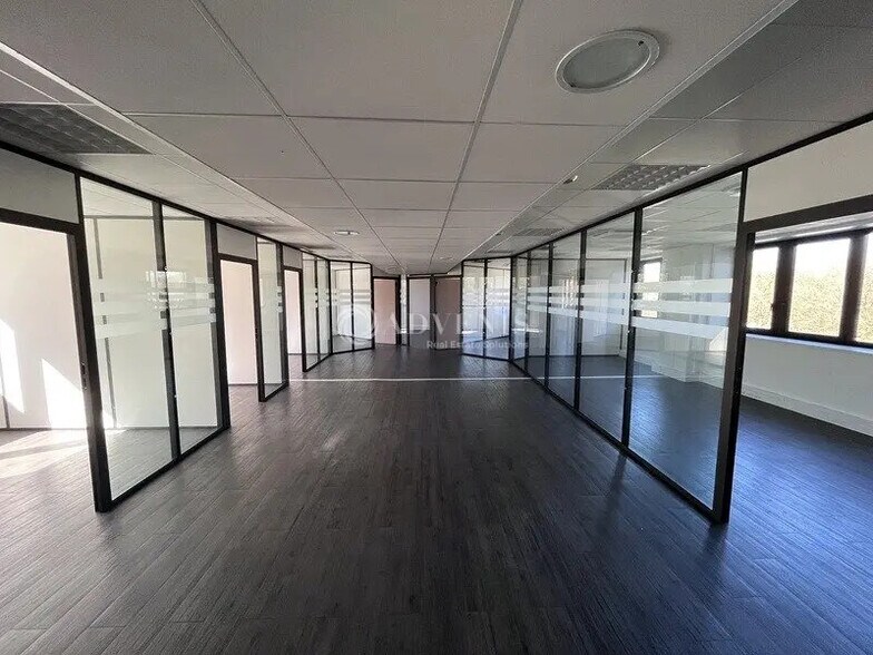Office in Montigny-le-Bretonneux for lease - Interior Photo - Image 1 of 5