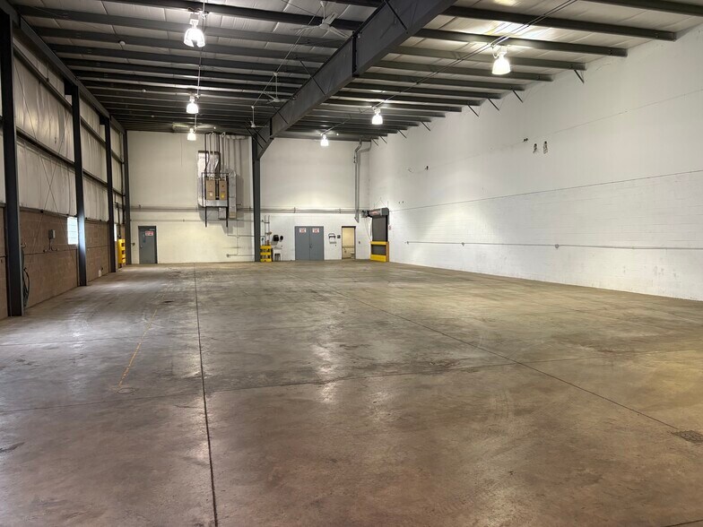 325 Meadowlands Blvd, Washington, PA for lease - Building Photo - Image 3 of 13