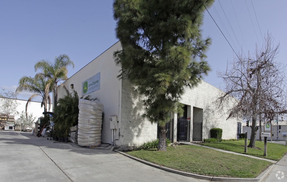 900 W Washington Ave, Escondido, CA for lease - Primary Photo - Image 1 of 3