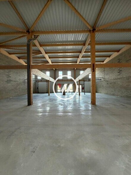 Industrial in Puiseux-en-France for lease - Interior Photo - Image 2 of 12