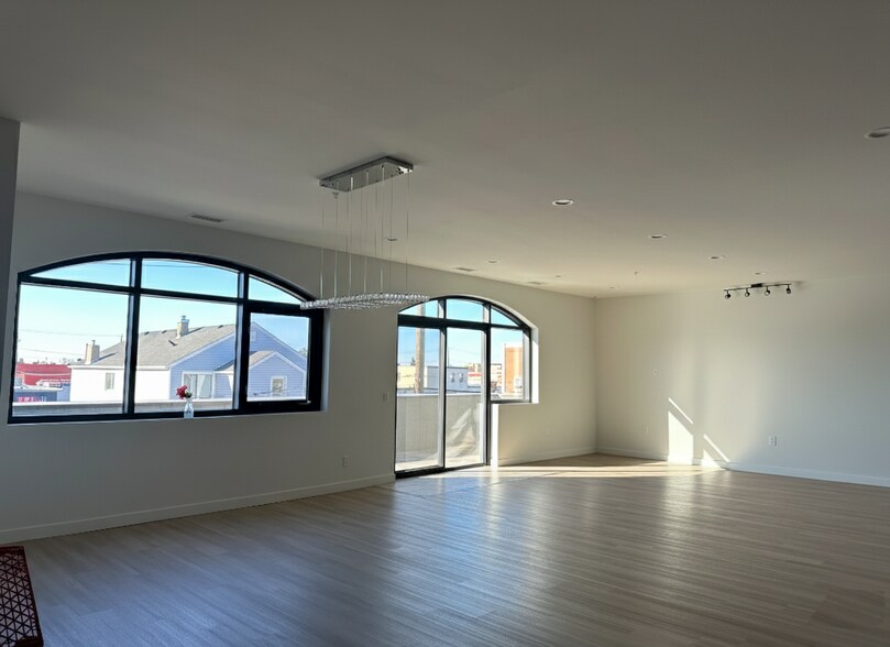 10644-10646 97 St NW, Edmonton, AB à vendre - Photo du bâtiment - Image 2 de 11