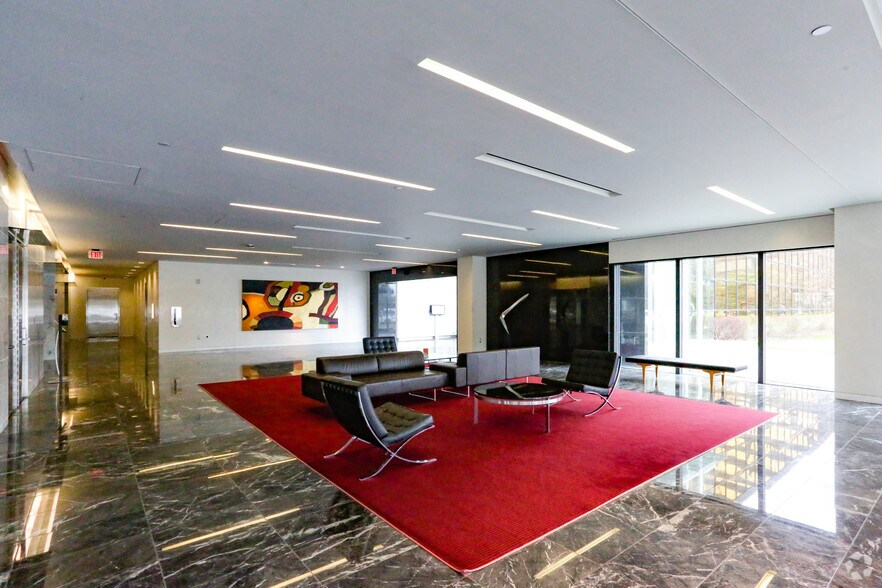 4000 Town Center, Southfield, MI for lease - Lobby - Image 2 of 12