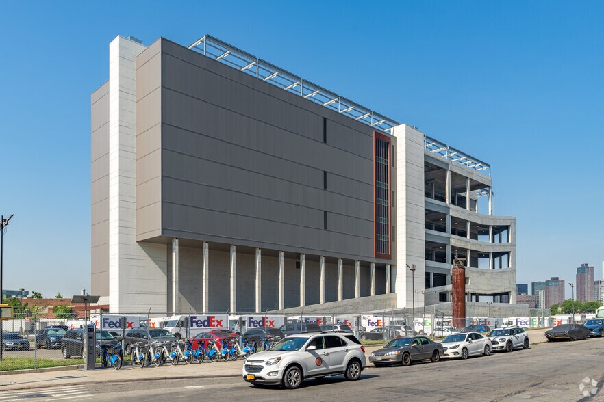 2890 Review Ave, Long Island City, NY à louer - Photo du bâtiment - Image 1 de 27